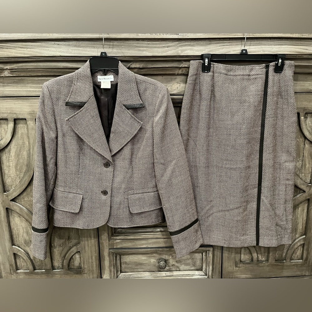 EUC Women’s Vintage HARVE BERNARD SPORT Brown Leather Trim Wool Skirt Suit (12)